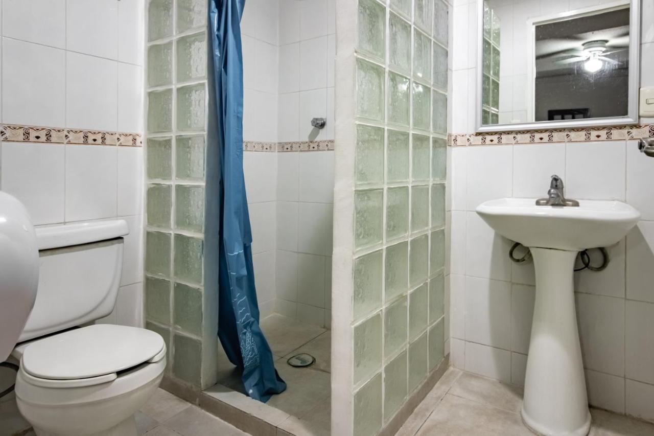 Hotel Halley Леон Екстериор снимка